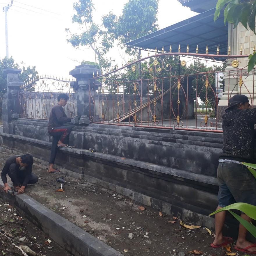 Pemasangan Pagar Besi Pembangunan Tembok Penyengker Kantor Sekretariat Desa Belancan